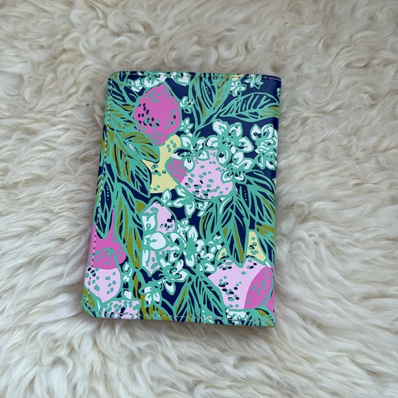 Lilly Pulitzer passport cover - Picture 3 of 4